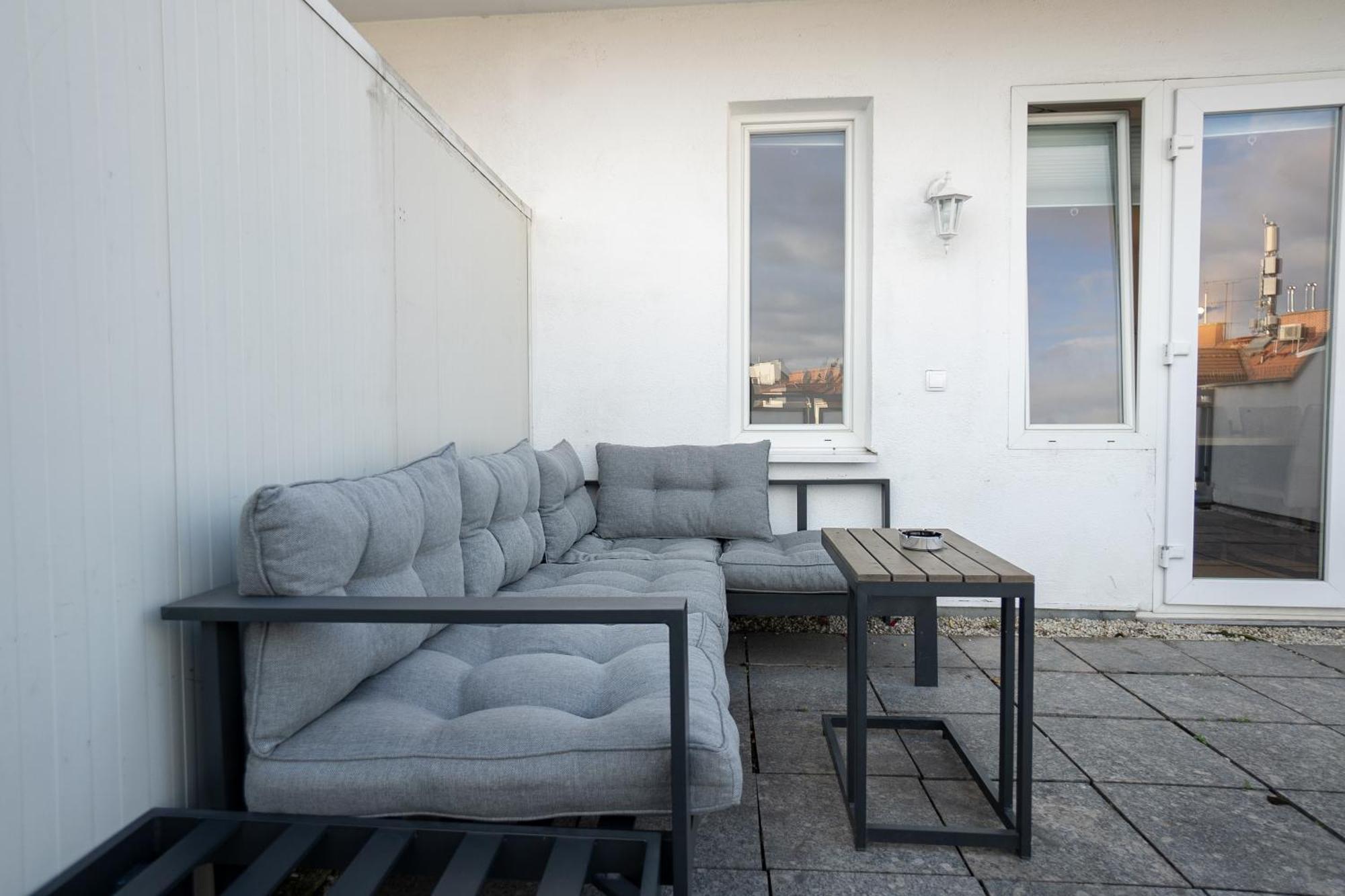 Apartment With A Private Terrace Located Right Near Belvedere Castle, 15 Minutes Away From Stephansdom Bécs Kültér fotó